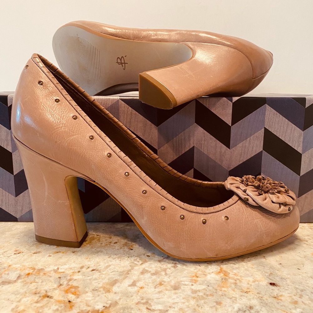 B Makowsky Leather Pumps with Leather Studded Florette